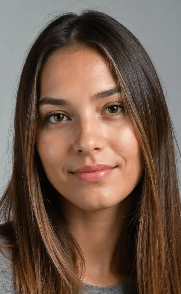 Portrait d'une femme avec des cheveux longs et bruns, souriante.